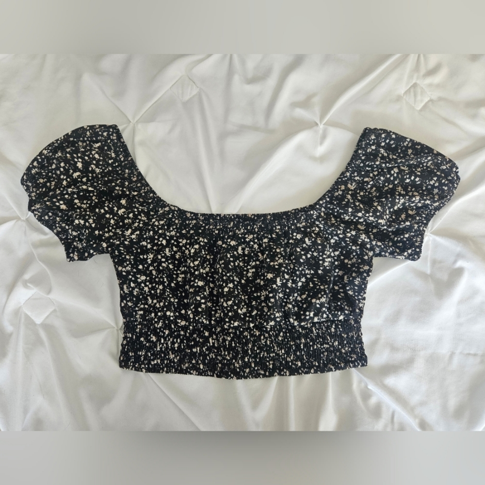 Ruffel Sleeve Crop Top